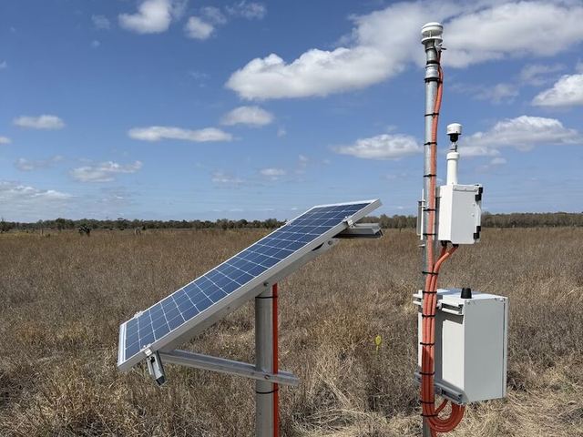 Solar-powered real-time dust monitoring station installed in open grassland