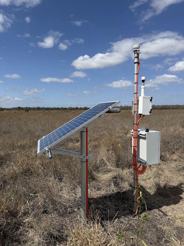 Real-time dust monitoring station with solar panel